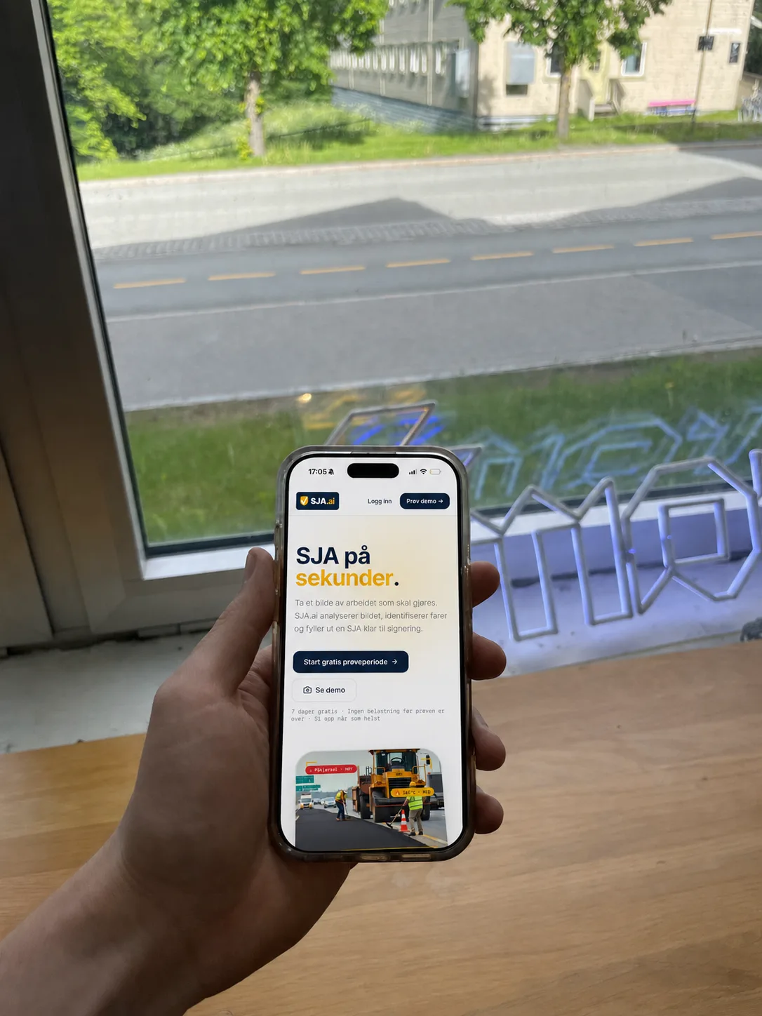 SJA.ai brukt på mobil ute på arbeidsplassen